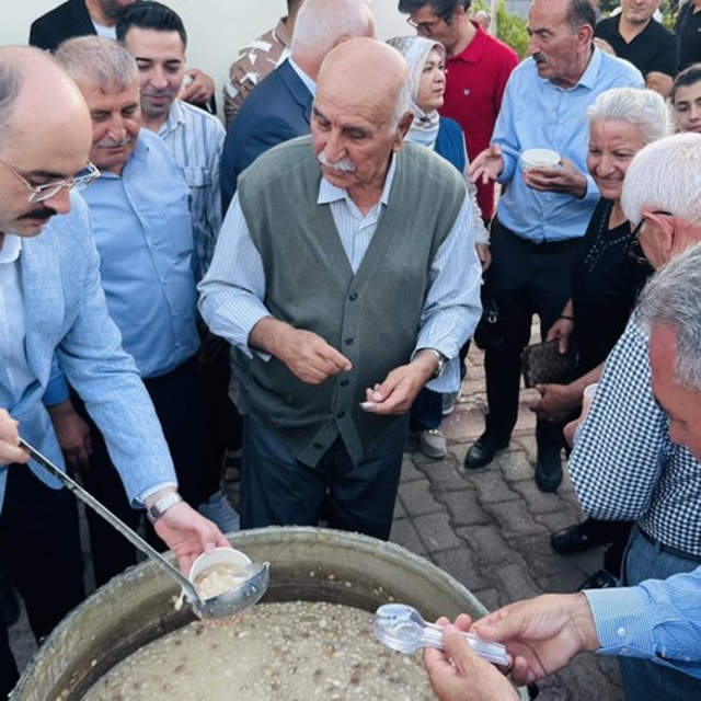 Doğanşehir'de imece usulüyle pişirilen aşure vatandaşlara dağıtıldı