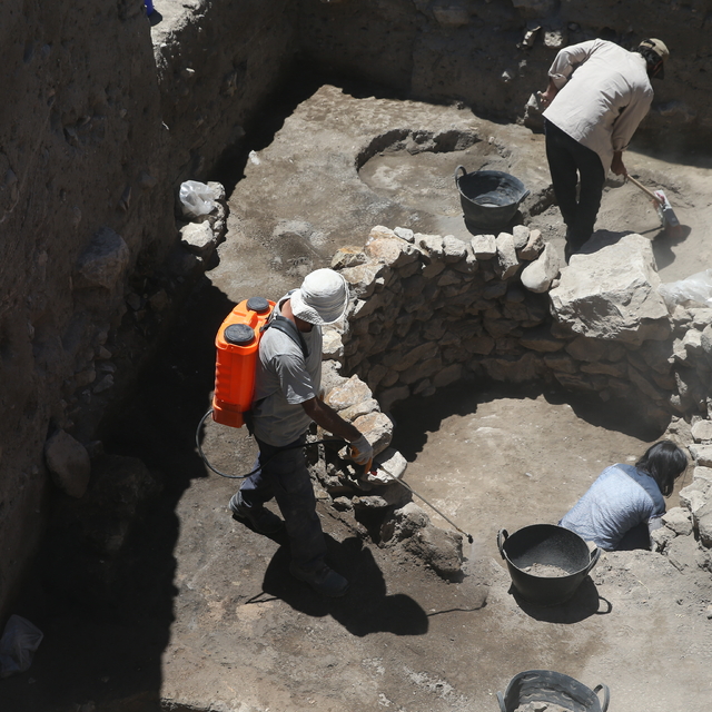 Yassı Höyük'te Geç Tunç Çağı'na ait yapı ve silolar gün yüzüne çıkarıldı