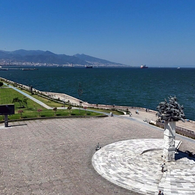 İzmir'de sıcak hava nedeniyle Kordon boş kaldı