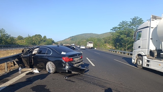 Anadolu Otoyolu'nda kamyona ve bariyere çarpan otomobildeki 5 kişi yaralandı