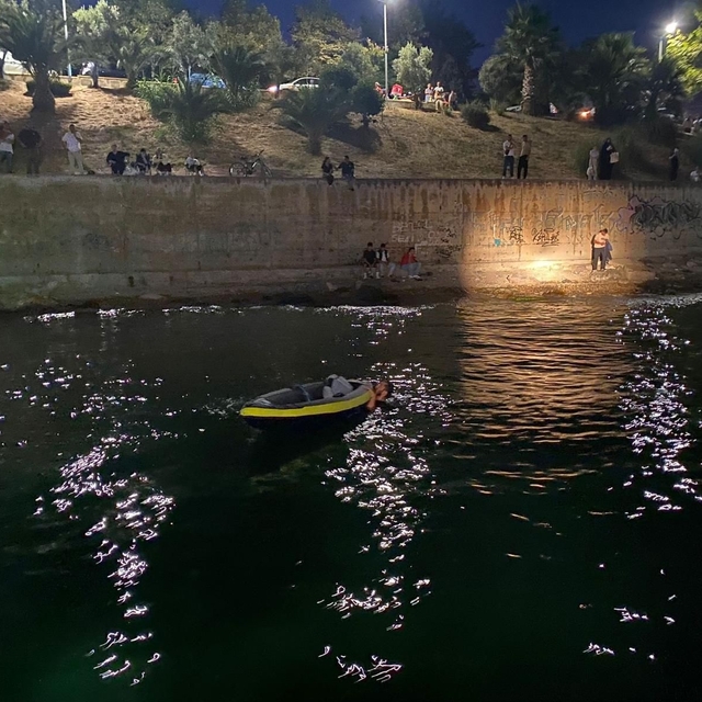 Denizde mahsur kalan 4 kişiyi ekipler kurtardı