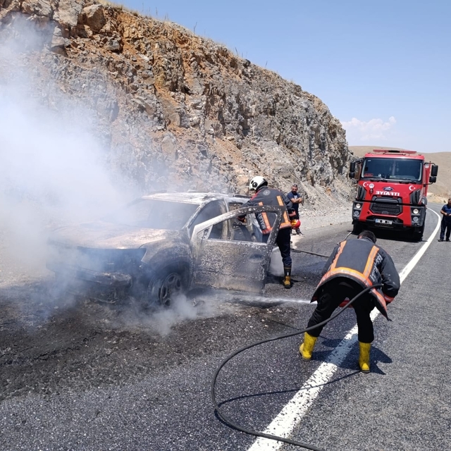Malatya'da seyir halindeyken yanan otomobil kullanılamaz hale geldi