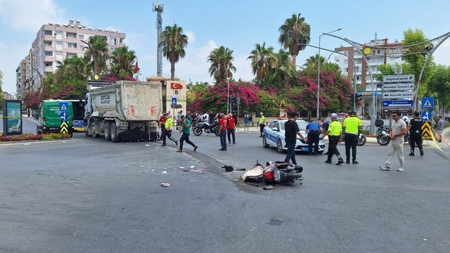 Mersin'de kamyonla çarpışan motosikletteki 1 kişi öldü, 1 kişi yaralandı