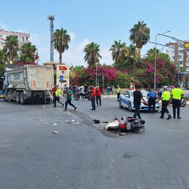 Mersin'de kamyonla çarpışan motosikletteki 1 kişi öldü, 1 kişi yaralandı