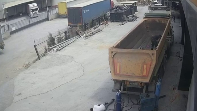 Damper kapağının başına çarptığı şoförün öldüğü olayın görüntüleri ortaya çıktı