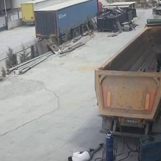 Damper kapağının başına çarptığı şoförün öldüğü olayın görüntüleri ortaya ç...