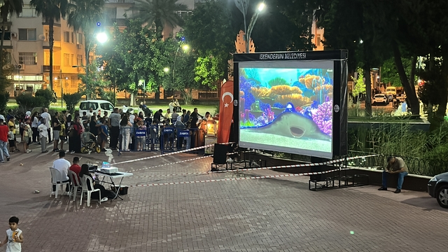 İskenderun'da açık hava sinema etkinliği düzenlendi
