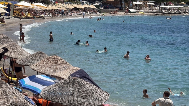 Bodrum'da hissedilen hava sıcaklığı 36 dereceye ulaştı, sahillerde yoğunluk oluştu