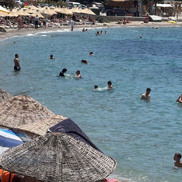 Bodrum'da hissedilen hava sıcaklığı 36 dereceye ulaştı, sahillerde yoğunluk...