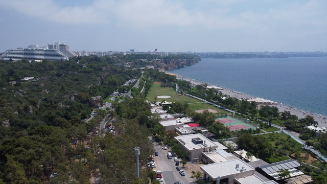 Antalya'da yüksek nem ve sıcaktan bunalanlar sahilleri doldurdu