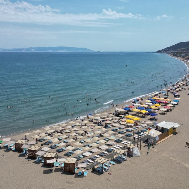 Tekirdağ'da sıcaktan bunalanlar sahillerde vakit geçiriyor