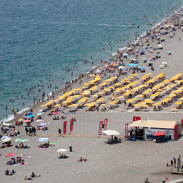 Antalya'da hissedilen sıcaklık 44 dereceyi bulunca sahiller doldu