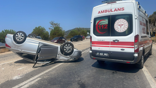 Antalya'da atık toplama aracıyla çarpışan otomobildeki 3 kişi yaralandı