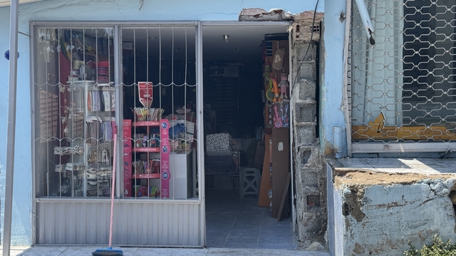 İzmir'de kontrolden çıkan otomobil iş yerine çarptı
