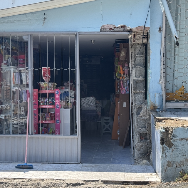 İzmir'de kontrolden çıkan otomobil iş yerine çarptı