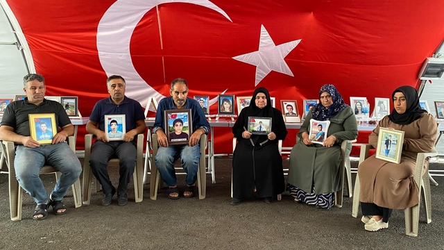 Diyarbakır anneleri kavurucu sıcakta da evlat nöbetinde