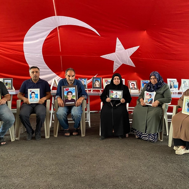 Diyarbakır anneleri kavurucu sıcakta da evlat nöbetinde