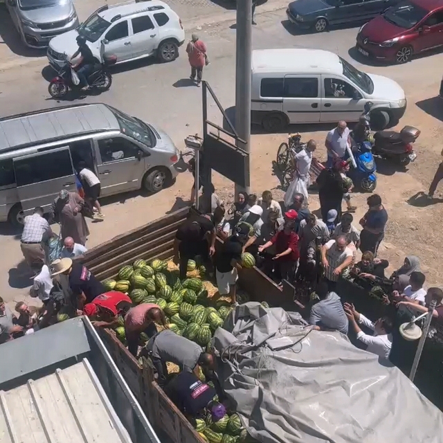 12 ton karpuzu ücretsiz dağıttılar