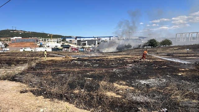 Ot yangınında alevler geri dönüşüm tesisinin bahçesindeki malzemelere sıçradı