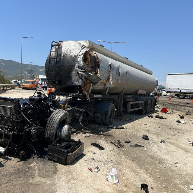 Gaziantep'te tırla tankerin çarpışması sonucu 2 kişi öldü