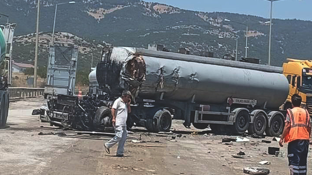 Gaziantep'te tanker ile çekici çarpıştı: 2 ölü