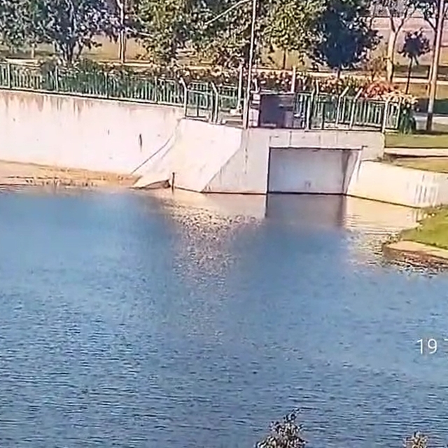 Çaya düşen 1,5 yaşındaki bebeği, parktaki güvenlik görevlisi kurtardı; o an...