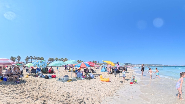 Sıcak hava bunaltı; Çeşme'de plajlar doldu