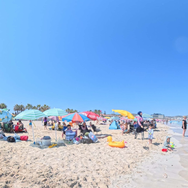 Sıcak hava bunaltı; Çeşme'de plajlar doldu