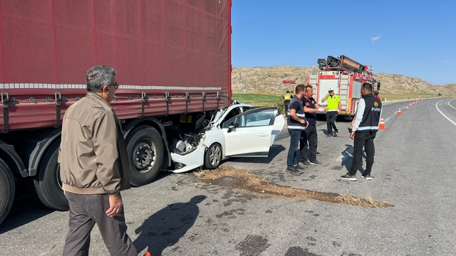 Otomobil, park halindeki TIR'a çarptı: 1 ölü, 5 yaralı