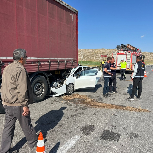 Otomobil, park halindeki TIR'a çarptı: 1 ölü, 5 yaralı