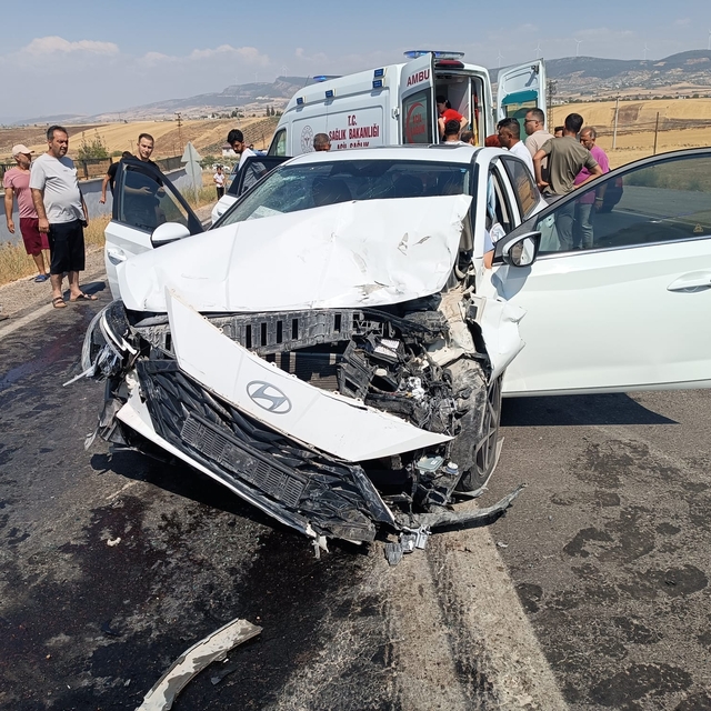 Gaziantep'te otomobil ile hafif ticari araç çarpıştı, 7 kişi yaralandı