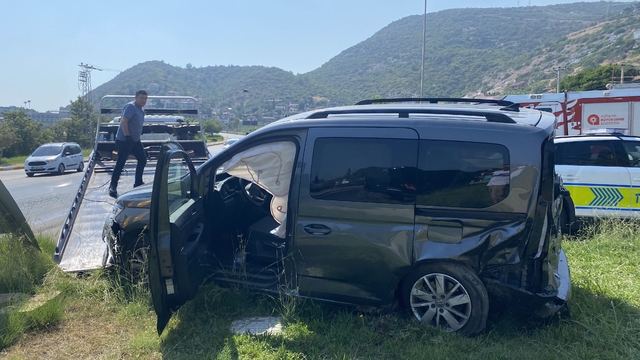 Alanya'da tur minibüsü ile hafif ticari araç çarpıştı, 2 kişi yaralandı
