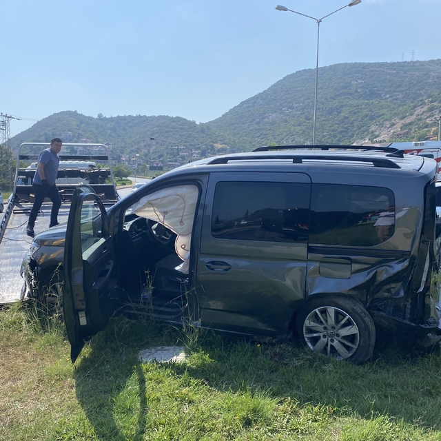 Alanya'da tur minibüsü ile hafif ticari araç çarpıştı, 2 kişi yaralandı
