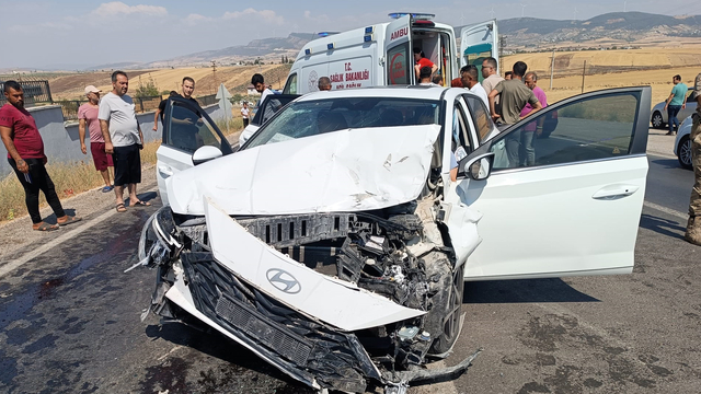 Gaziantep'te hafif ticari araç ile otomobil çarpıştı: 7 yaralı