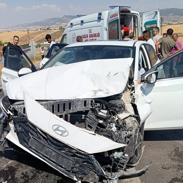 Gaziantep'te hafif ticari araç ile otomobil çarpıştı: 7 yaralı