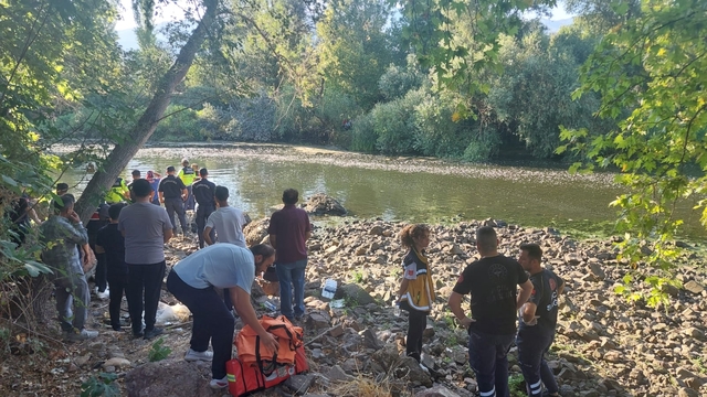 Eskişehir'de Sakarya Nehri'nde kaybolan 2 kişi için arama çalışması başlatıldı