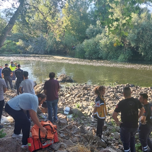 Eskişehir'de Sakarya Nehri'nde kaybolan 2 kişi için arama çalışması başlatı...