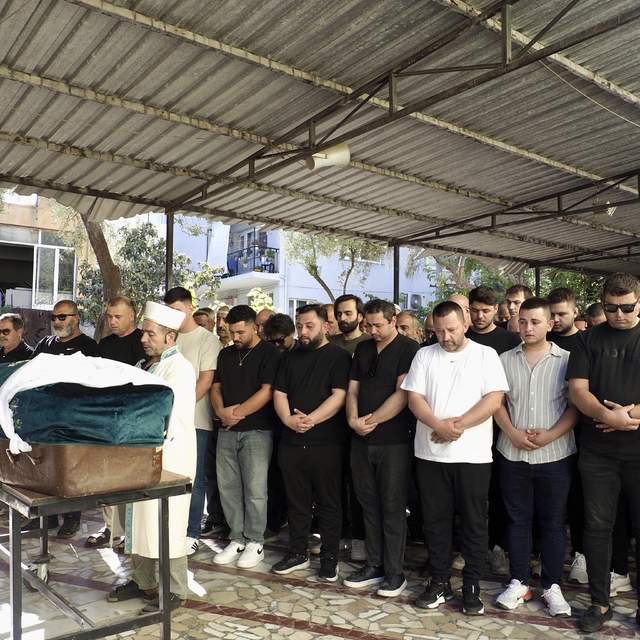 İzmir'de eski eşi tarafından bıçaklanarak öldürülen kadının cenazesi toprağ...