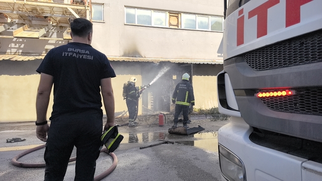 Mobilya fabrikasında çıkan yangın, itfaiye ekiplerince söndürüldü
