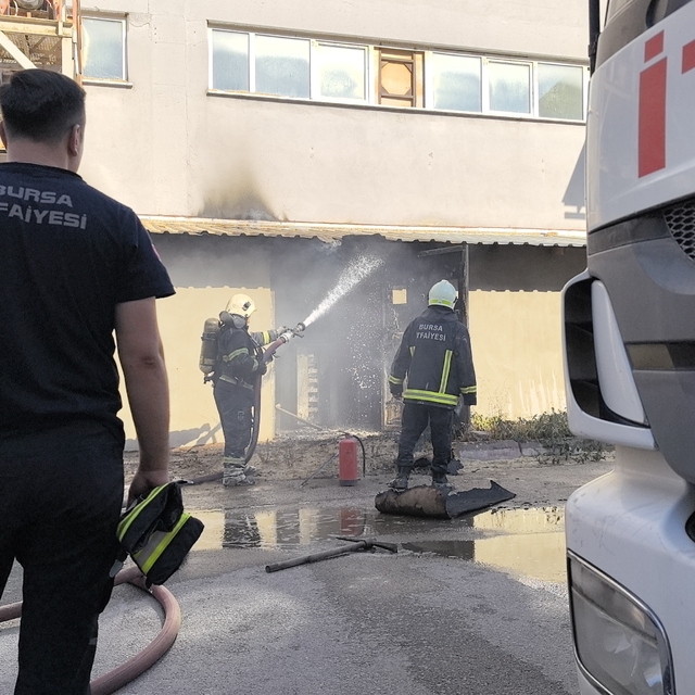 Mobilya fabrikasında çıkan yangın, itfaiye ekiplerince söndürüldü