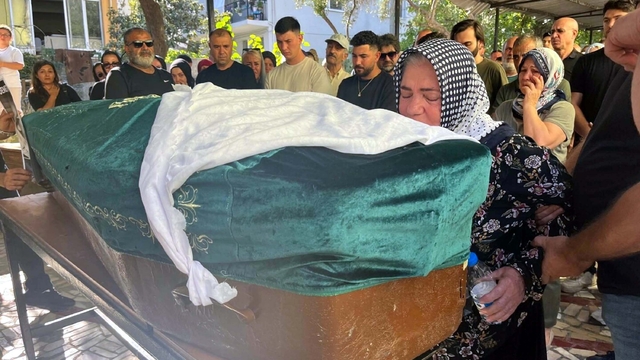 Boşandığı eşi tarafından öldürülen Demet'in cenazesi yakınları tarafından teslim alındı (2)