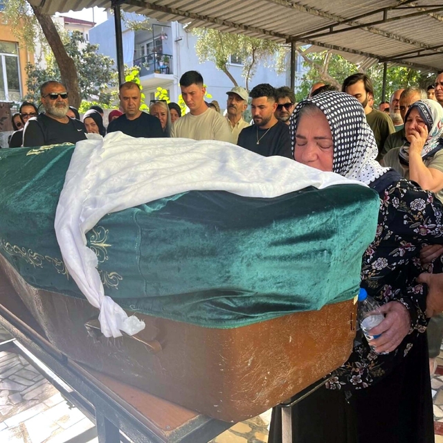 Boşandığı eşi tarafından öldürülen Demet'in cenazesi yakınları tarafından t...