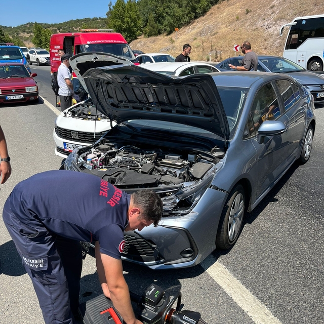 Balıkesir'de zincirleme trafik kazasında 4 kişi yaralandı