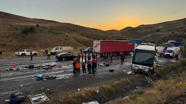 GÜNCELLEME - Sivas'ta yolcu otobüsü dağın yamacına çarptı, 3 kişi öldü, 24 kişi yaralandı