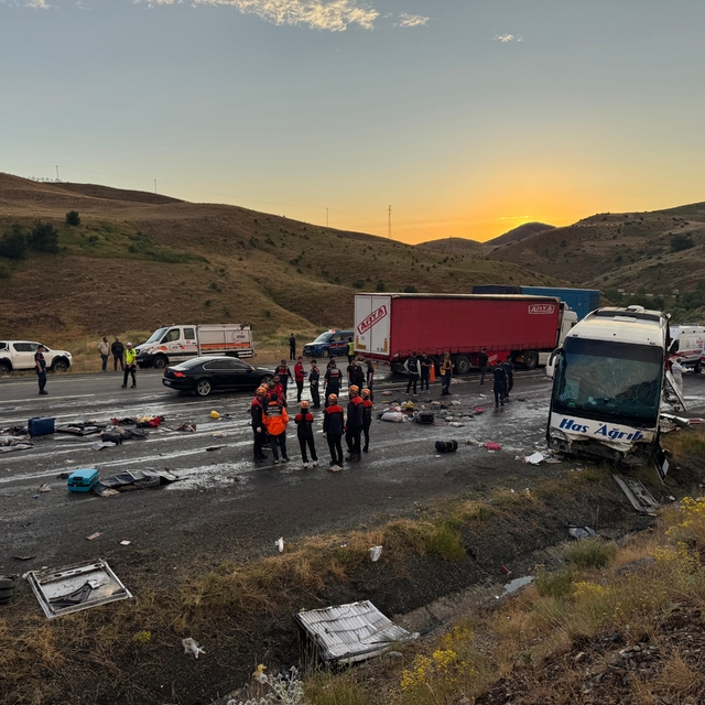 GÜNCELLEME - Sivas'ta yolcu otobüsü dağın yamacına çarptı, 3 kişi öldü, 24...