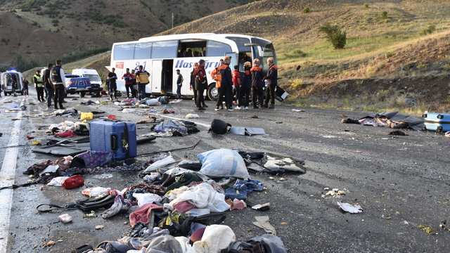 Sivas'ta yolcu otobüsü devrildi: 3 ölü, 24 yaralı