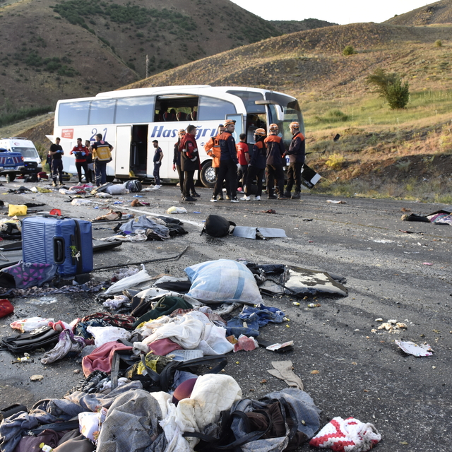 Sivas'ta yolcu otobüsü devrildi: 3 ölü, 24 yaralı