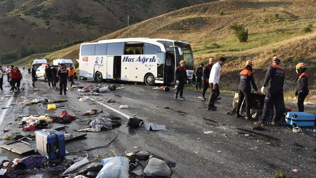 Sivas'ta yolcu otobüsü devrildi: 4 ölü, 33 yaralı (2)