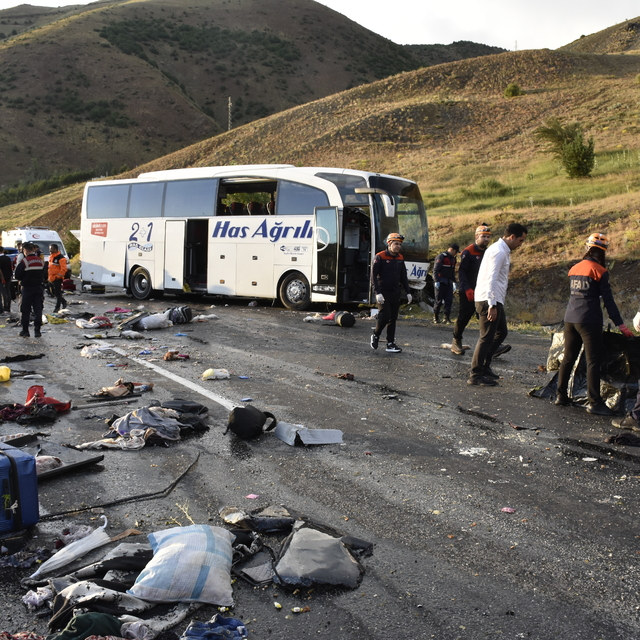 Sivas'ta yolcu otobüsü devrildi: 4 ölü, 33 yaralı (2)