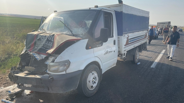 Şanlıurfa'da tarım işçilerini taşıyan kamyonetler çarpıştı, 11 kişi yaralandı